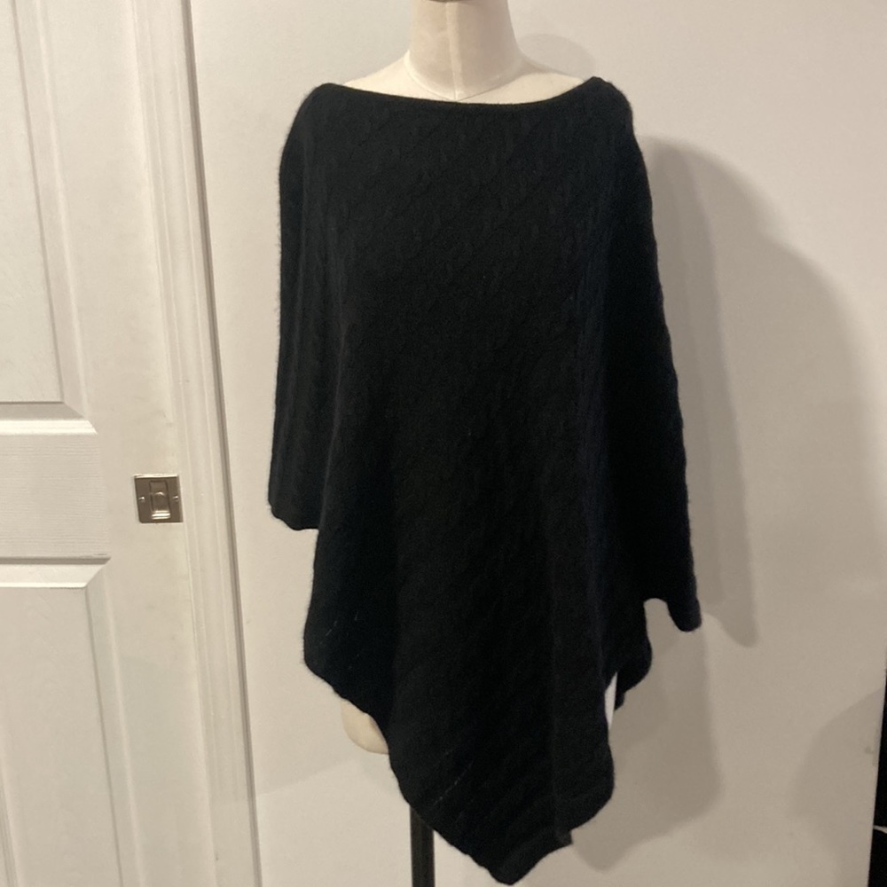 Dillards black asymmetrical cableknit 100%Cashmere poncho